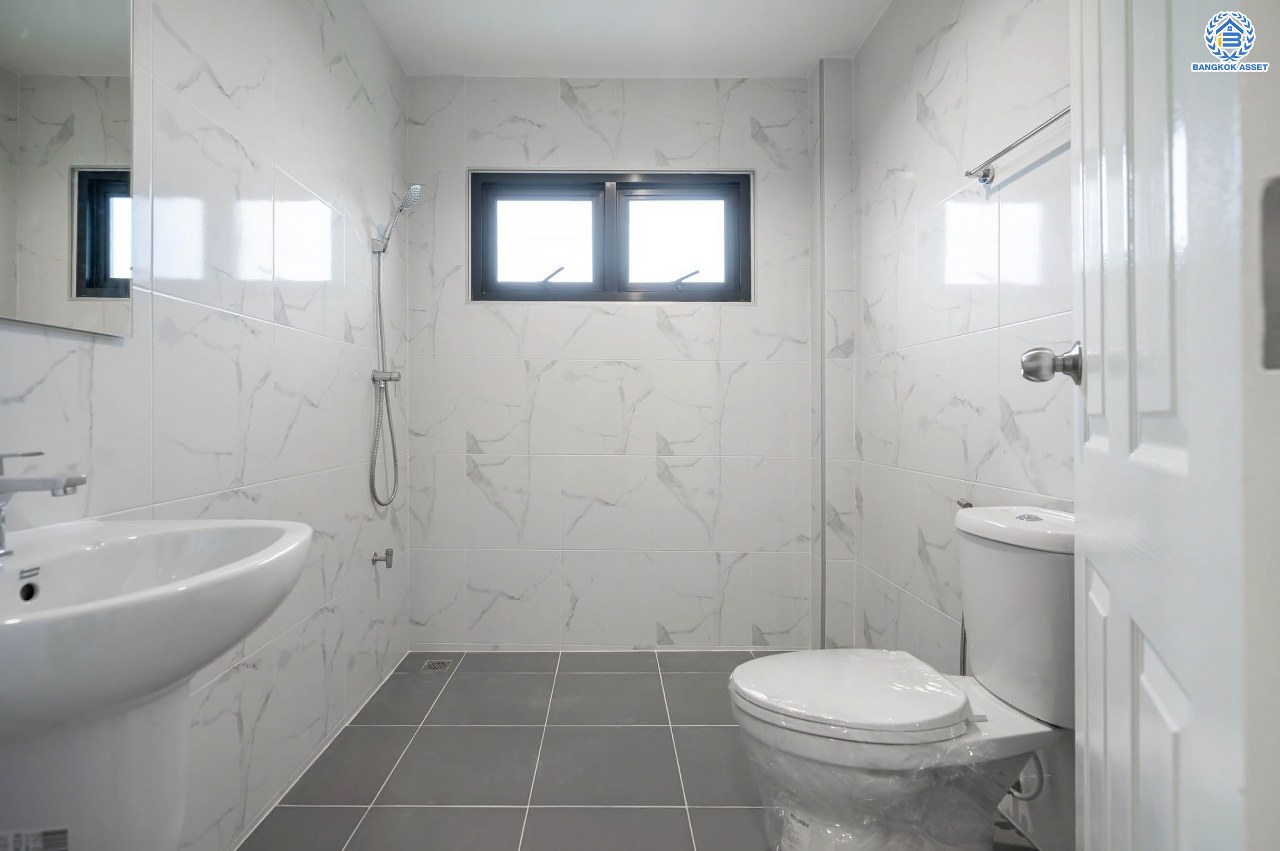 บ้านมือสองตกแต่งใหม่ โครงการ กฤษดานคร18 พุทธมณฑลสาย3 เนื้อที่ 80 ตร.ว. บนพื้นที่ใช้สอยมากถึง 272.57 ตร.ม. อีกระดับของฟังก์ชัน 4 ห้องนอน 3 ห้องน้ำ จอดรถได้ 2 คัน บรรยากาศสุด Private บนทำเลศักยภาพเชื่อมต่อหลายเส้นทาง ใกล้เซ็นทรัลปิ่นเกล้า ม.มหิดล และทางด่วน "ศรีรัช"